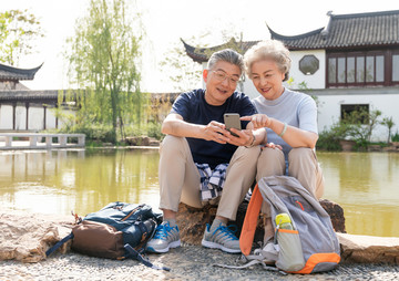 老年夫妻旅游自拍