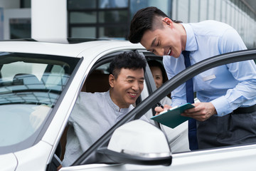 老年夫妻选购汽车