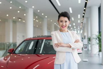 年轻商务女子选购汽车