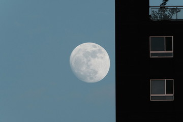 月亮高挂摄影图片 