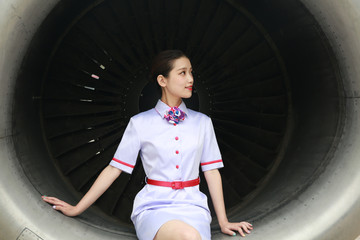 年轻美女空姐图片