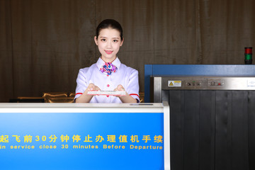 年轻美女空姐图片