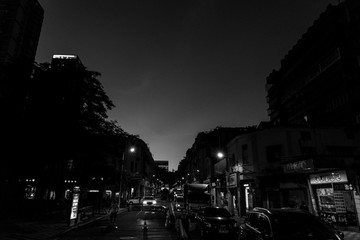 黑色城市街道夜景