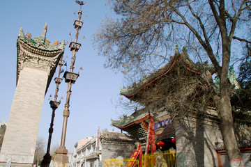 三原城隍庙影壁铁旗干和木牌楼
