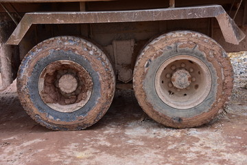 轮胎上沾满泥土