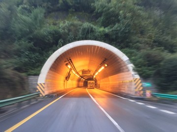 陕西G5京昆高速秦岭山脉隧道