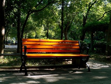 公园里的长条座椅