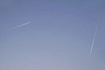 傍晚天空的飞机尾迹云