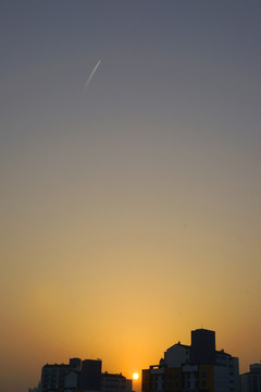 傍晚夕阳和飞机尾迹云