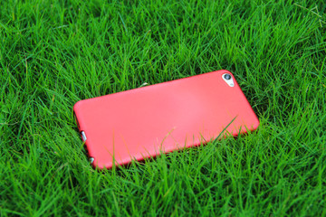 草地红色手机