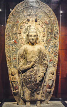 石雕释迦牟尼佛与二胁侍菩萨像