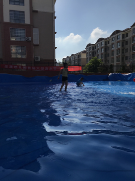小孩玩水