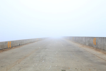 大雾中的桥