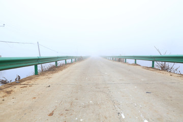大雾和桥