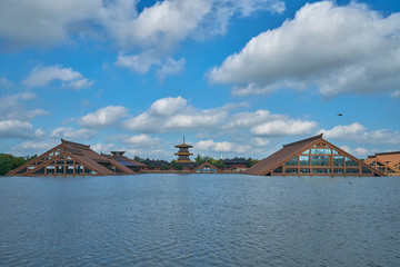 漂浮在水上的建筑