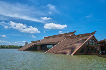 漂浮在水上的建筑