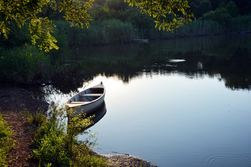 傍晚湖畔木舟