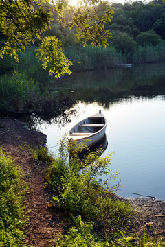 河边木舟
