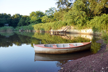 河边木舟