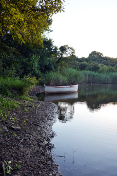 湖畔木舟