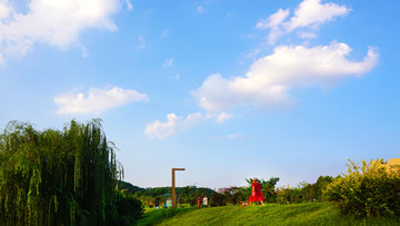 湖畔蓝天