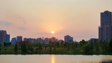 远眺湖畔风景
