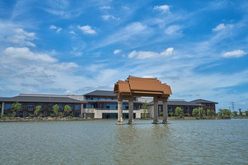 漂浮在水中的建筑