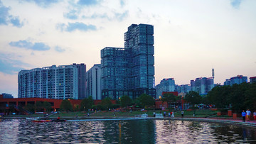 雄伟的湖边建筑