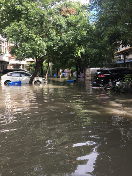 雨后社区积水