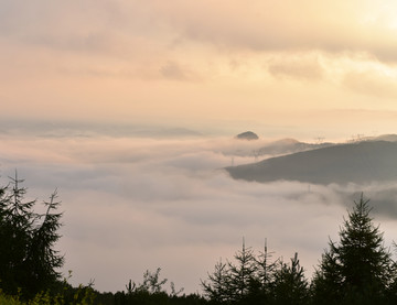 高山云海水墨画