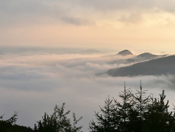 高山云海水墨画