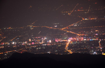 俯瞰泰安市夜景