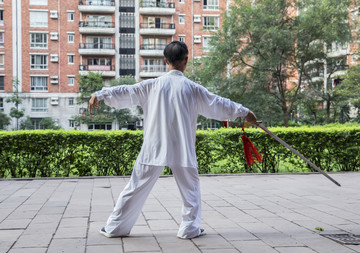 舞太极剑的老人