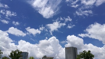 城市的蓝天白云