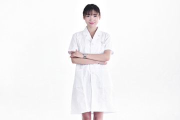 穿白大褂的女性医疗工作者