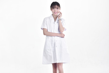 穿白大褂的女性医疗工作者