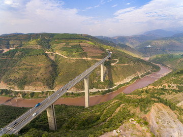航拍玉溪世界第一高桥旅游风景区