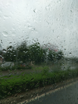 车窗玻璃 下雨雨水
