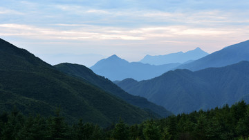 远山水墨画