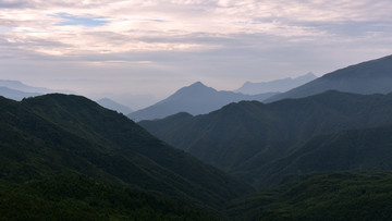 远山水墨画