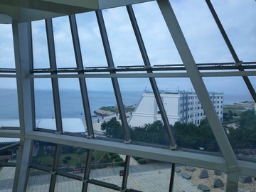 格子窗观海