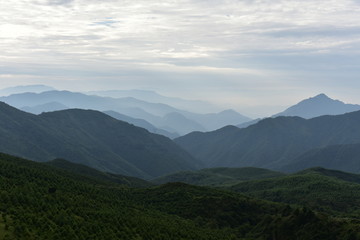 远山水墨画