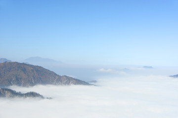 群山横卧出云海