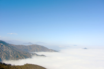 群山横卧出云海