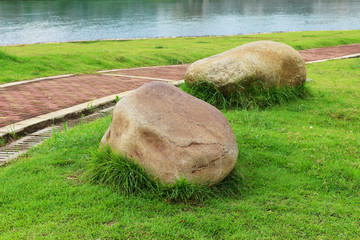 草地石头雕刻