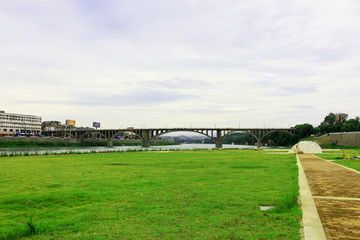 沿河江景