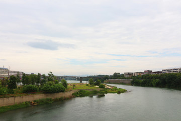 沿河江景