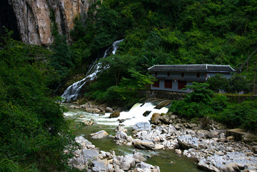 瀑布与山涧溪流