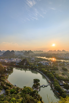 俯瞰桂林穿山景区日落