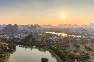 俯瞰桂林穿山景区日落